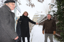 Walther Wittig, Sabine Frey und Oberbürgermeister Bert Wendsche enthüllten das neue Straßenschild