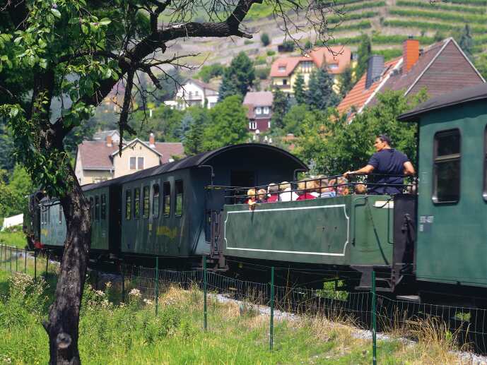  Genießen Sie eine Fahrt mit der Dampfeisenbahn durch den malerischen Lößnitzgrund über Moritzburg nach Radeburg. 
