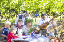Franka Stangfeld, Utz Pannike, Weingott Bacchus, Juan Saúl Villa Crespo, Kinder beim Lego stempeln