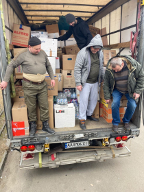 Der ukrainische LKW wird mit den Radebeuler Hilfsgütern beladen