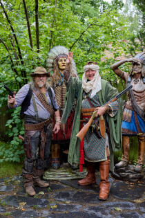 Kara Ben Nemsi (Roland Wichmann), Romanfigur & Karl May’s zweites Alter ego

Looci (Franz Lasch), Ganove aus der Westernstadt Little Tombstone 
