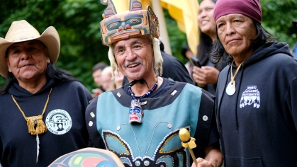 Indianische Gäste der Kwakwaka'wakw Nation und des White Mountain Apache Tribe