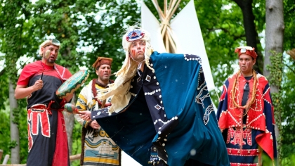 Indianische Tänze der Lelala Dancers der Kwakwaka'wakw Nation
