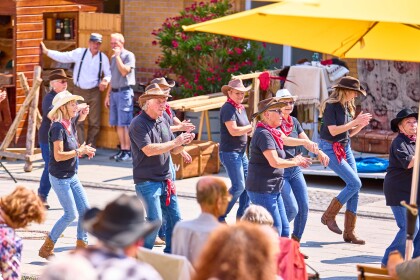 Die Eastside Linedancer vor dem Kultur-Bahnhof