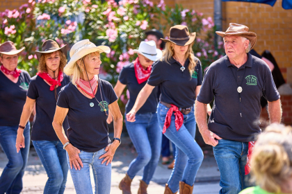Linedance Show der Eastside Linedancer vor dem Kultur-Bahnhof