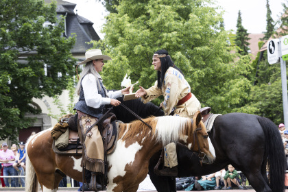 Bianka Ziem nimmt den Preis für den längsten Ritt entgegen
