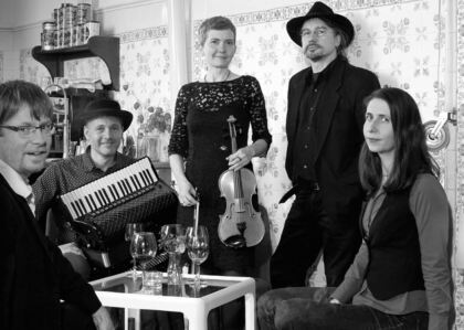 Mit lang bewährter Besetzung aus Schlagzeug, Violine, Akkordeon, Kontrabass und Klarinette klingt die Band Klezmart nach den alten amerikanischen Klezmercombos der 30er Jahre des letzten Jahrhunderts auf dem Radebeuler Weihnachtsmarkt.