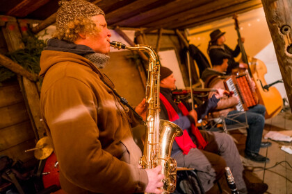 Gypsy Swing, Klassische Musette, gefühlvoller Tango, flotter Jazz und Folk ergänzt durch den Swing der Zwanziger und Dreißiger Jahre – all das ergibt die magisch zeitlose Musik von Krambambuli auf dem Radebeuler Weihnachtsmarkt.