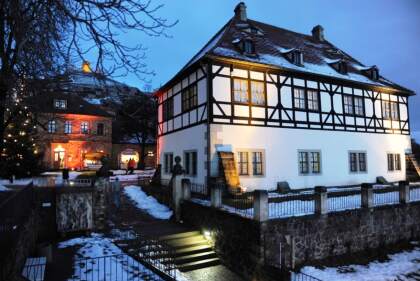 Hoflößnitz Der eher süße Glühwein des Weingutes Hoflössnitz passt hervorragend zu weihnachtlichem Gebäck, bereits der Duft lässt an eine wohlige Weihnachtsbäckerei denken. Besonders zu empfehlen ist die Variante mit eingelegten Früchten. Als alkoholfreie Alternative gibt es zudem Kinderpunsch nach gutseigener Rezeptur.