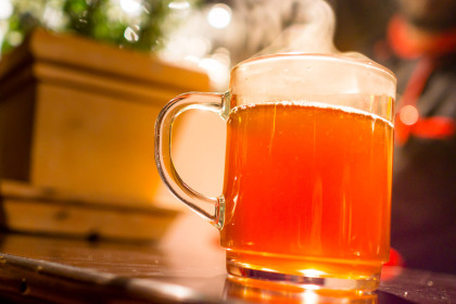 Weingut Drei Herren Das Weingut Drei Herren steht für die moderne Wiederbelebung alter Tradition. Dazu zählen die Wiederaufrebung jahrhundertealter Steillagen, die Wiederherstellung und Bewahrung des Landschaftsbildes durch Instandsetzung verfallener Trockenmauern und schonendste Kellerbehandlung der Weine ohne manipulative Eingriffe. Die Trauben stammen von alten, traditionsreichen Weinbergen. Kennzeichnend für die Weine ist ein typischer Geschmacksdreiklang aus Spritzigkeit, intensiv-feiner Fruchtigkeit und einer ausgeprägt mineralischen Note.