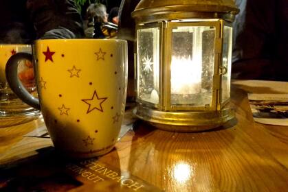 Weingut Haus Steinbach Die Familie Gerhardt betreibt bereits seit über 40 Jahren einen umweltschonenden Weinbau auf dem historischen Winzerhof in Radebeul. Der Weinberg des Gutes befindet sich am Fuße der Steillagen der Oberlößnitz und ist umgeben von herrschaftlichen Wohnhäusern und angrenzenden Parks aus der Zeit des 19. Jahrhunderts. Auf einer Rebfläche von ca. einem Hektar werden Weißburgunder, Grauburgunder, Kerner, Traminer, Riesling und Spätburgunder angebaut.